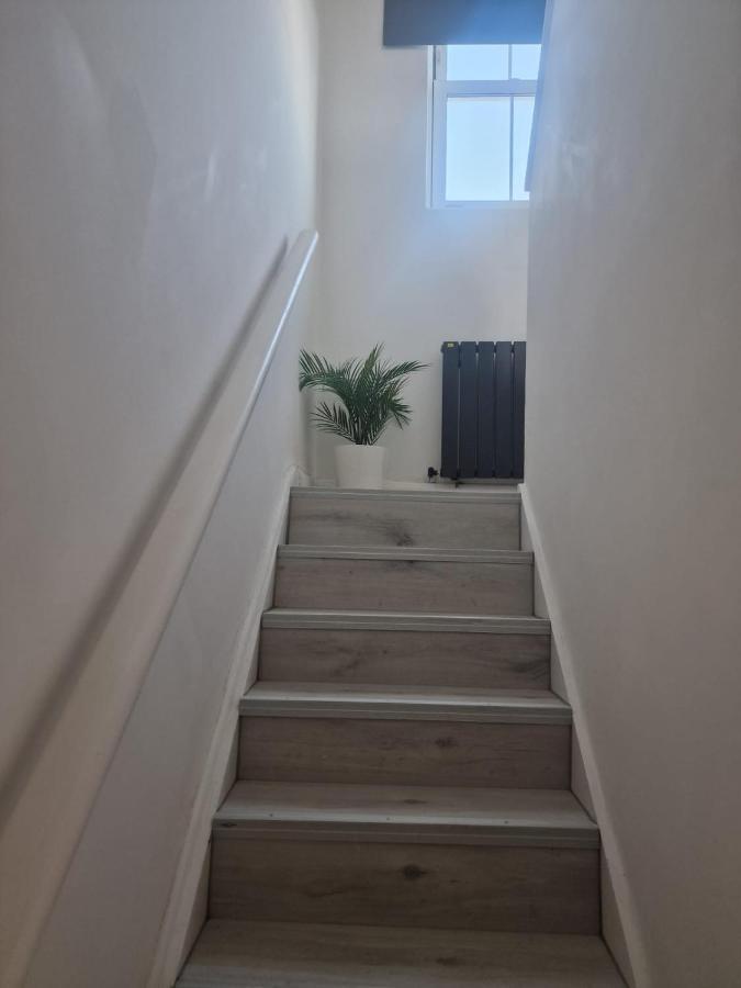 Collier'S Wood En-Suite Apartments Лондон Экстерьер фото